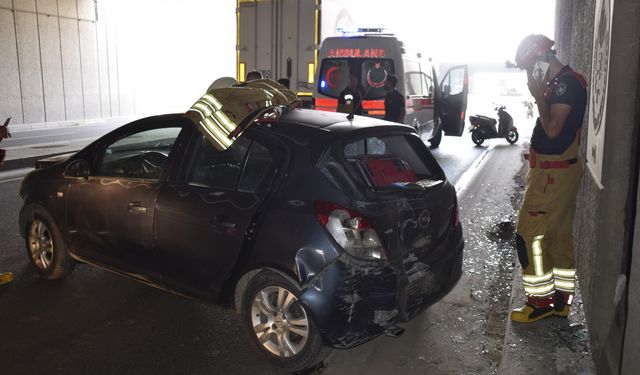 Alt geçidin duvarına çarpan otomobildeki 5 kişi yaralandı