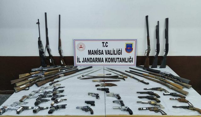 Manisa'da ruhsatsız silah operasyonunda 4 şüpheli yakalandı