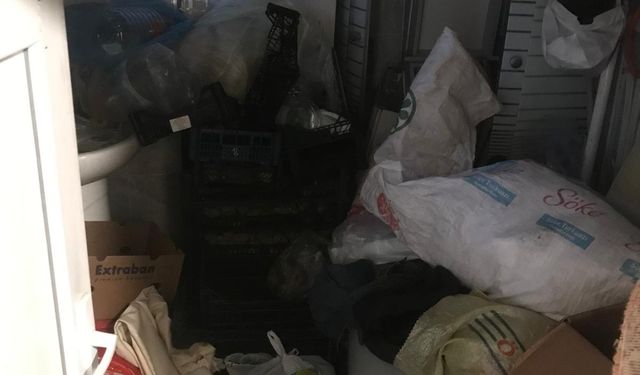 Kötü koku yayılan evden 4 kamyon dolusu çöp çıktı