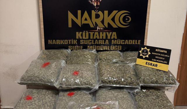 Bardak yüklü kamyondan 15 kilo yasaklı madde çıktı