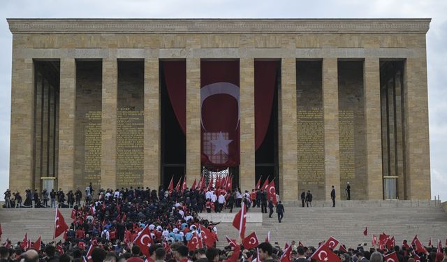 81 ilden gelen gençler Anıtkabir'de