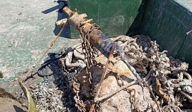 Datça'da deniz dibinden yaklaşık 2 ton atık çıkarıldı