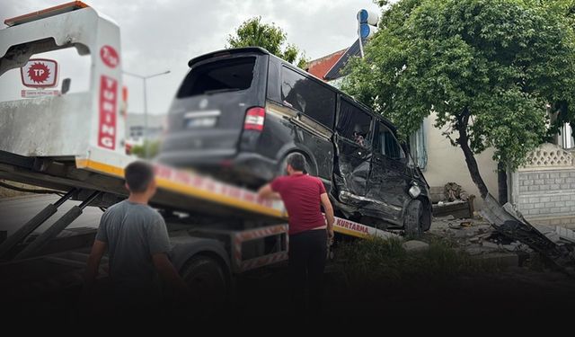 Minibüs ile kamyonetin çarpıştığı kazada çok sayıda yaralı!