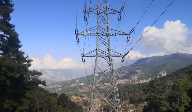 Manisa'da kopan elektrik teli ulaşımı aksattı