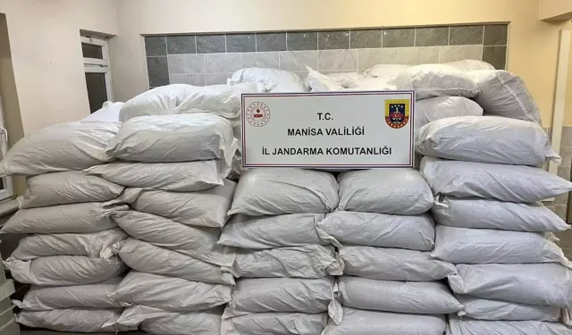 Manisa'da 7.9 ton kaçak tütün ele geçirildi... 1 gözaltı