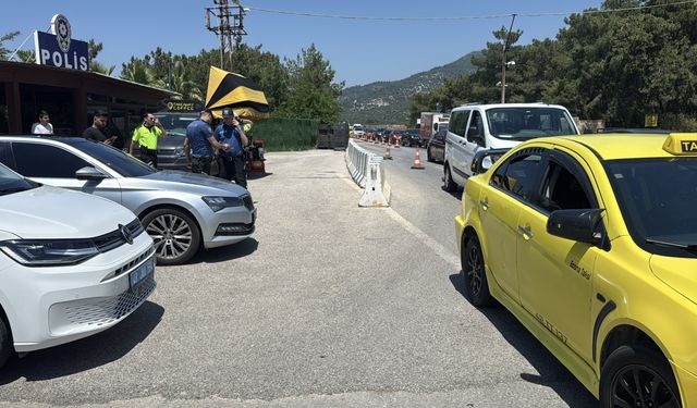 Bodrum'da durdurulan takside 5 düzensiz göçmen yakalandı
