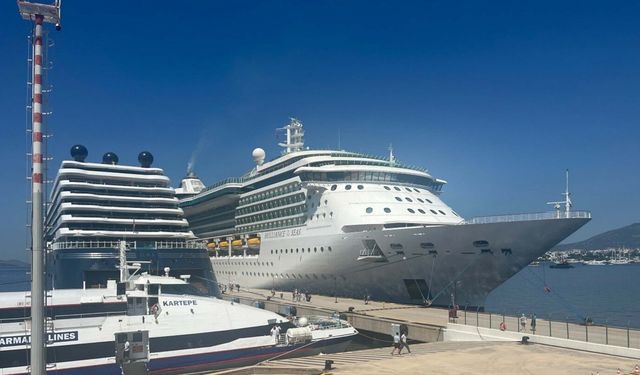 Bodrum'a denizden 2 kruvaziyer ile 2 bin 643 turist