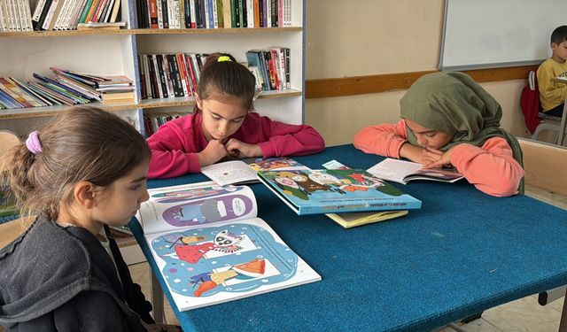 İlçenin ilk kadın muhtarı, mahallesine kütüphane kazandırdı