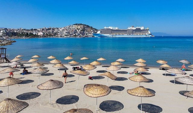 Kuşadası'nda plajlar turizm sezonuna hazır