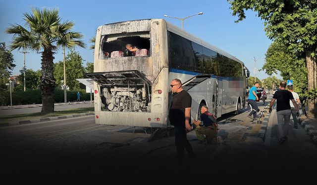 Seyir halindeki işçi servisi bir anda alev topuna döndü!