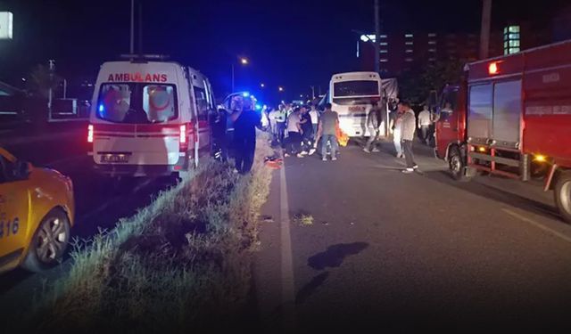 İşçi servisi TIR’a çarptı: Çok sayıda yaralı var!