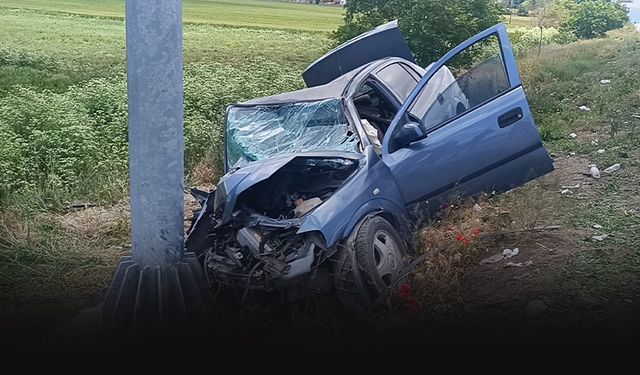 Hakimiyeti kaybetti yön levhasına saplandı... 1 kişi hayatını kaybetti!