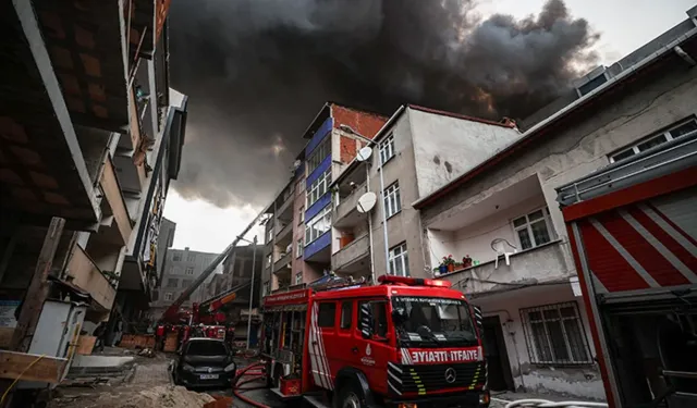 3 katlı binada çıkan yangında mahsur kalan kadın kurtarıldı