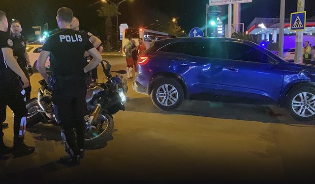 Otomobille çarpışan motosikletteki 2 polis yaralandı