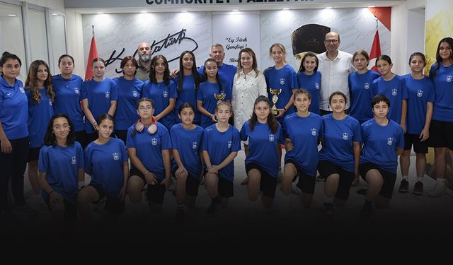 Başkan Mutlu şampiyon kızları ağırladı