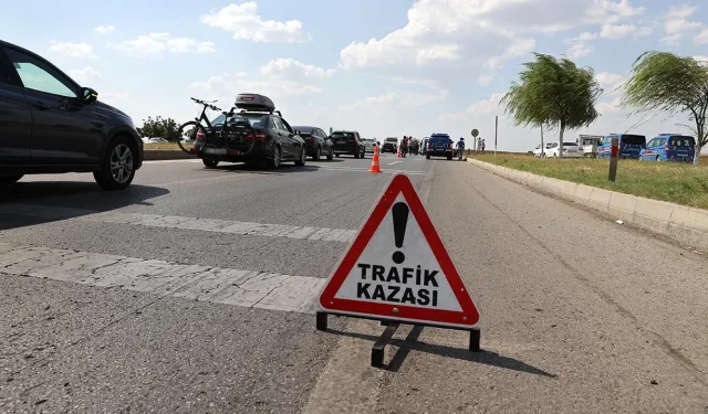Hafif ticari araç traktöre çarptı... 1 ölü, 4 yaralı!