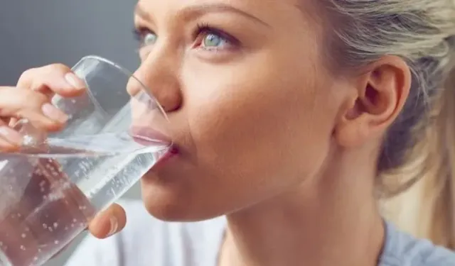 Aşırı sıcaklarda yetersiz sıvı tüketimi böbrek taşı riskini artırıyor