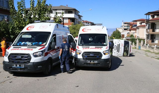 Denizli'de minibüs ile otomobilin çarpıştığı kazada 3 kişi yaralandı