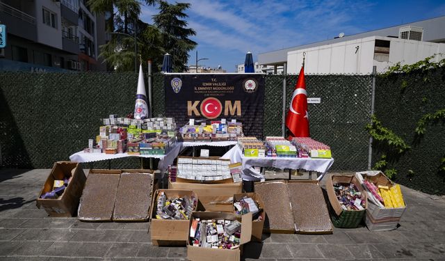İzmir'de gümrük kaçağı 70 bin 305 puro, 21 bin 650 paket sigara ele geçirildi