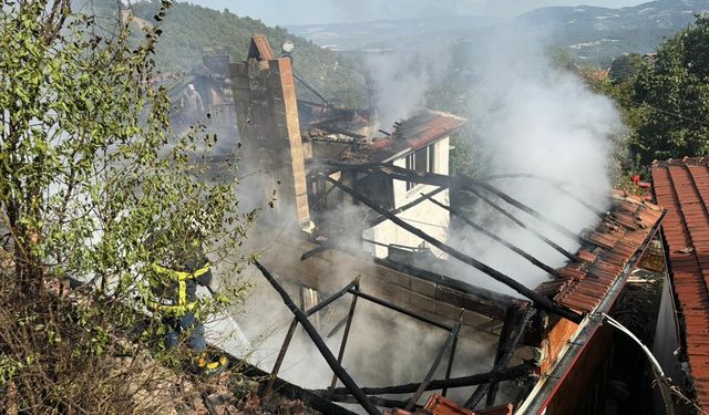 Kütahya'da iki katlı evde çıkan yangın söndürüldü