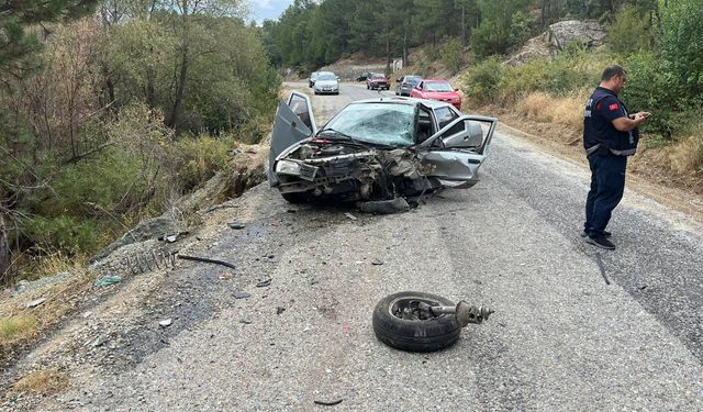 Uşak'ta iki otomobilin çarpıştığı kazada 3 kişi yaralandı