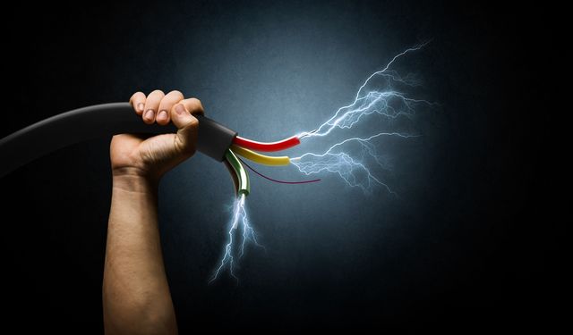 Domuzlar girmesin diye elektrikli çit çekiyordu: Akıma kapılarak can verdi!