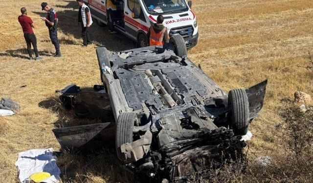 Kontrolden çıkan otomobil tarlaya devrildi: 2 kişi yaralandı