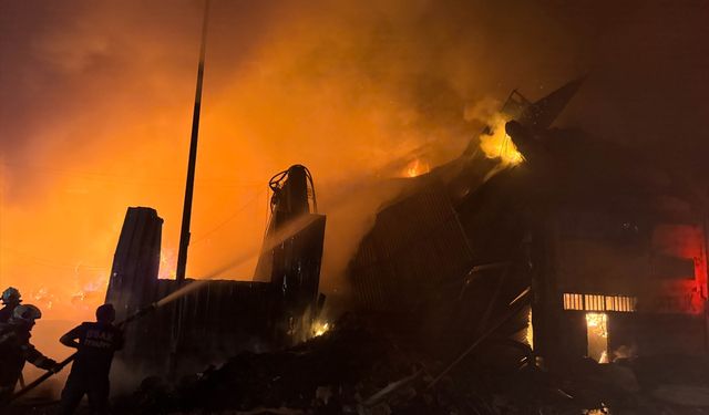 Uşak'ta tekstil fabrikasında yangın: Kullanılamaz hale geldi!