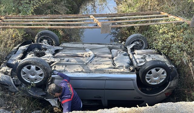 Kontrolden çıkan otomobil sulama kanalına devrildi: Sürücü yaralandı!