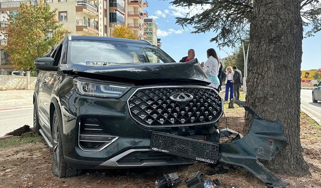Uşak'ta cip ağaca çarptı: 2 kişi yaralı
