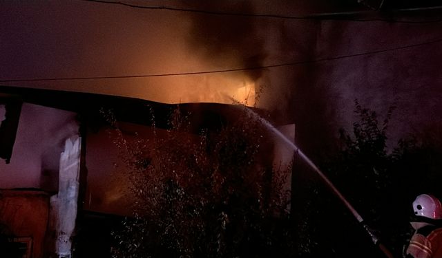 2 katlı binada korku dolu anlar: Çatı katı yandı