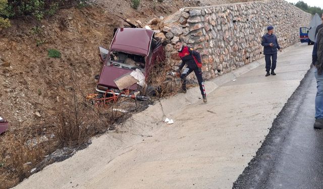 Otomobil istinat duvarına çarptı; 1 ölü, 1 yaralı