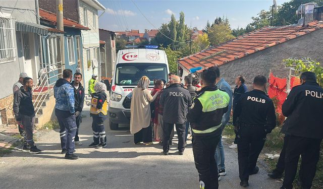 Yangında mahsur kalan anne ve 3 çocuğu kurtarıldı