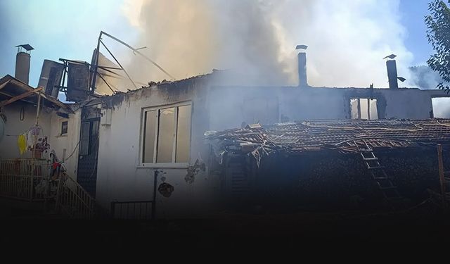 Geceyi alevler aydınlattı... Kardeşlere ait evler kül oldu!
