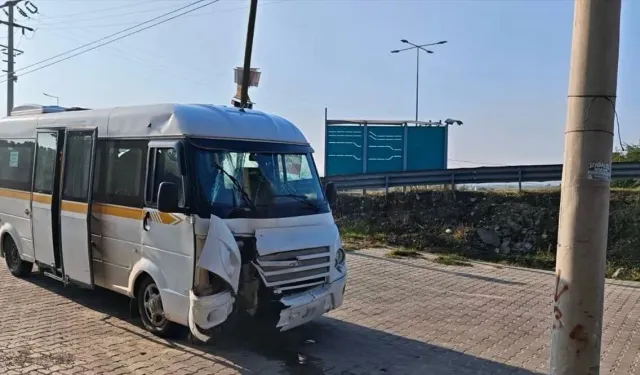 Öğrenci servisi direğe çarptı: 2 yaralı!