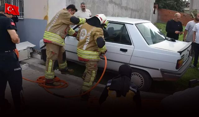 Otomobil evin duvarına çarptı: Sürücü araca sıkıştı!