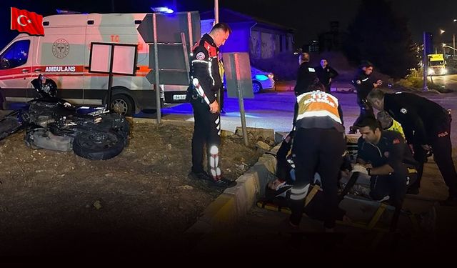 Otomobille motosiklet çarpıştı: 1'i ağır 2 yaralı!