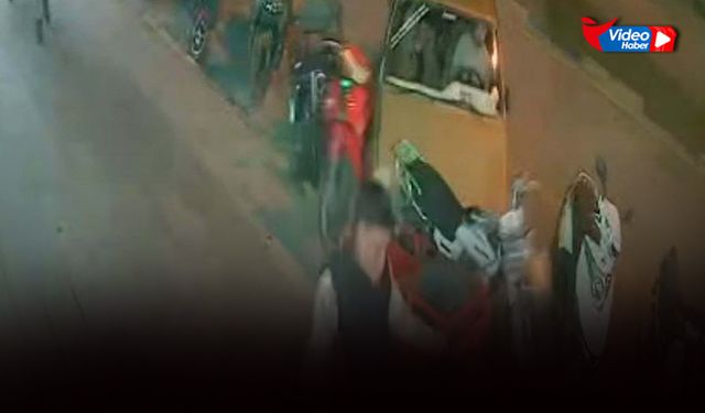 Park halindeki motosikletlere çarpıp kaçtılar: O anlar kamerada