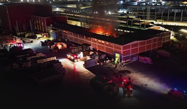 Fabrika alevlere teslim oldu... Yangın 2 saatte söndürüldü!