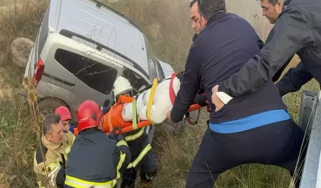 Hafif ticari araç, su kanalına uçtu: 2 yaralı