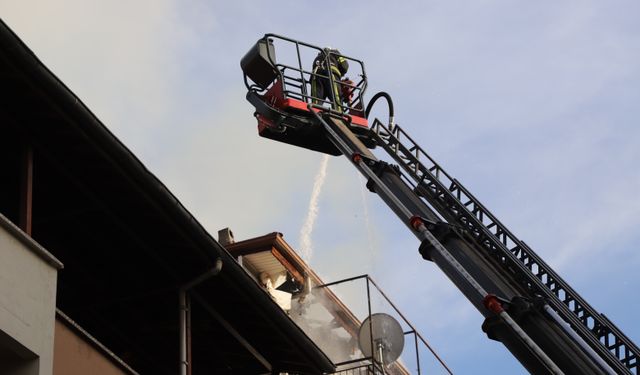 Apartmanda korkutan yangın... 2 kişi dumandan etkilendi