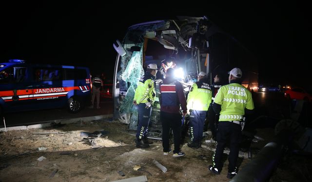 Yolcu otobüsü ile minibüs çarpıştı: 1 ölü, 10 yaralı