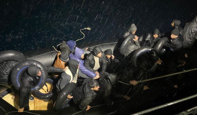 İzmir açıklarında can pazarı: 26 düzensiz göçmen kurtarıldı