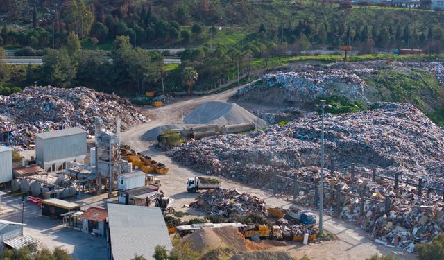 Buca'da belediye şantiyesinde çöp depolanmasına tepki