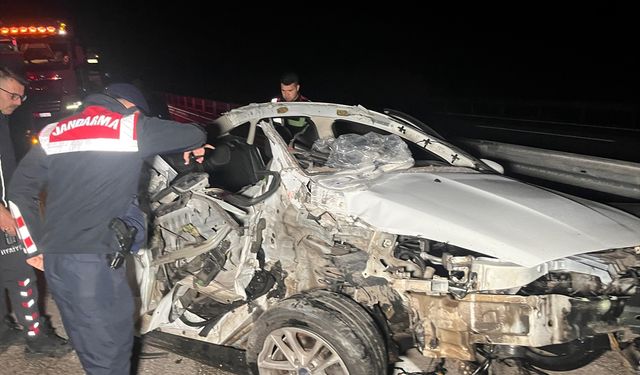 Manisa'da ölümlü kaza: Kamyonete ok gibi saplandı!