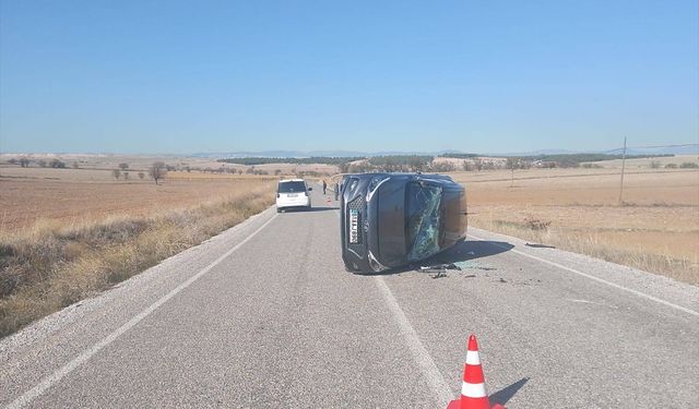Kontrolden çıkan otomobil devrildi: 2 kişi hastanelik!
