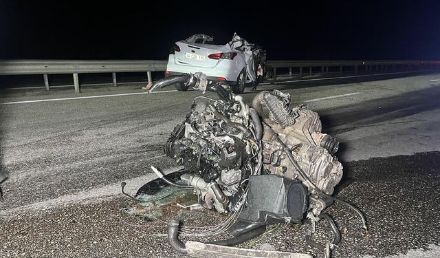 Manisa'da otomobil kamyona arkadan çarptı: 1 ölü, 2 yaralı / Video eklendi