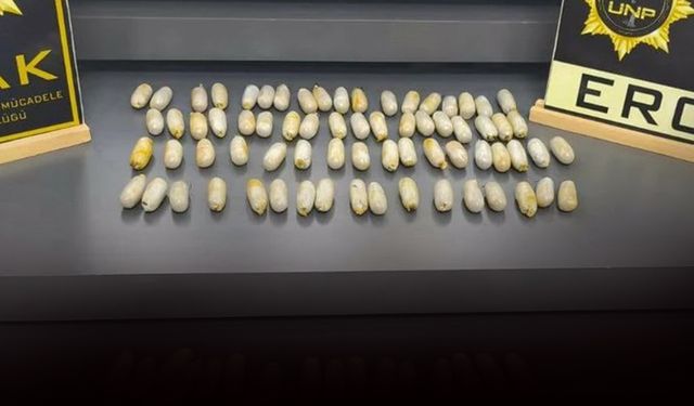 Bu kadarına da pes... Midelerinden 1 kilo uyuşturucu çıktı