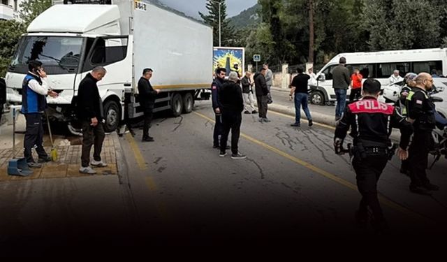 Freni boşalan kamyon öğrenci servisine çarptı: 1'i öğretmen 22 yaralı!