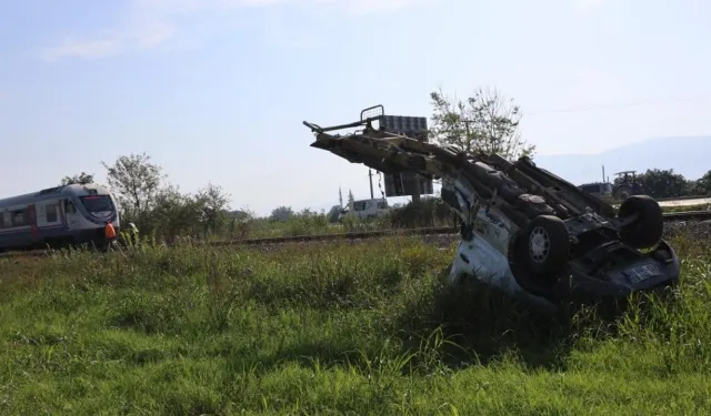 Hemzemin geçitte tren faciası: Kamyonet ikiye ayrıldı!